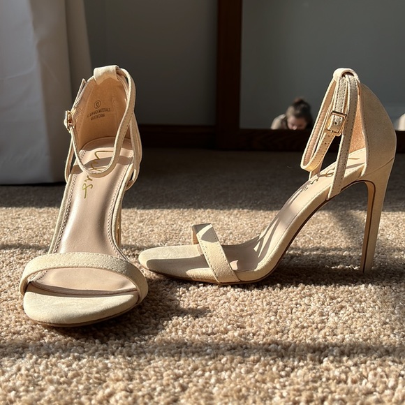 Nude Pumps - Picture 2 of 6